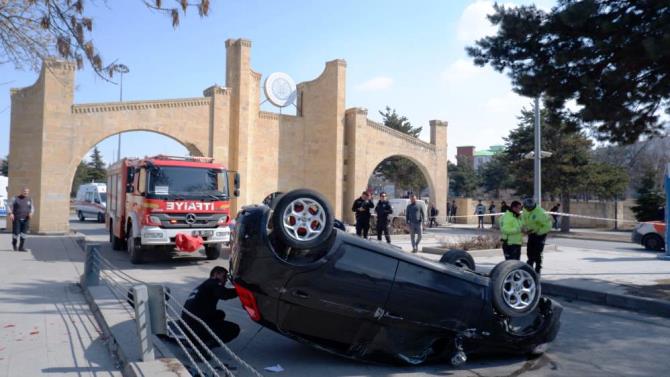 Erzurum'da araç takla attı