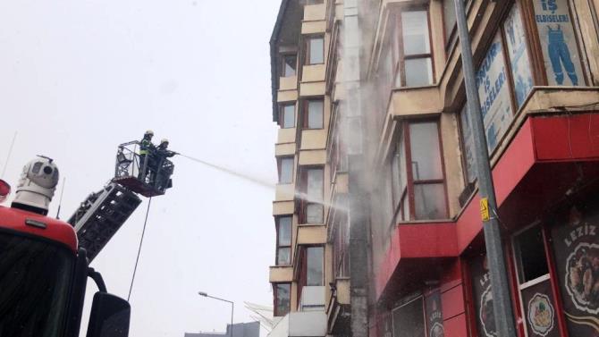 Erzurum’da işyerinin çatısında çıkan yangın itfaiye ekiplerince söndürüldü