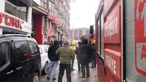 Erzurum’da işyerinin çatısında çıkan yangın itfaiye ekiplerince söndürüldü