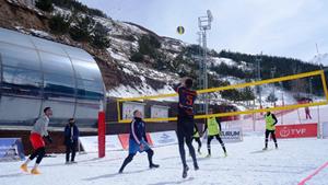 Erzurum’da kar voleybolu heyecanı