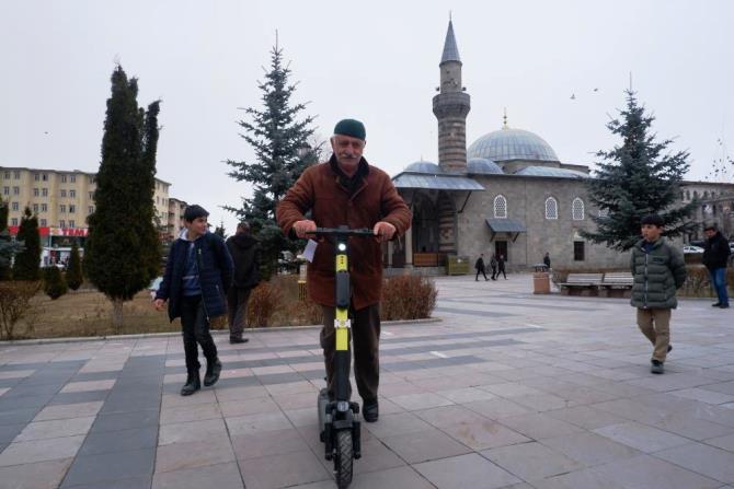 Erzurum'da scooterlar yollara çıktı, ihtiyarlar scooterı sevdi