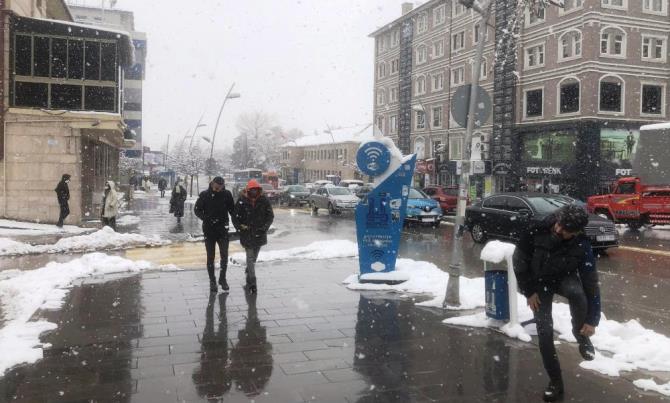 Erzurum’da mart sonunda lapa lapa kar yağdı