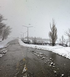 Erzurum’da mart sonunda lapa lapa kar yağdı