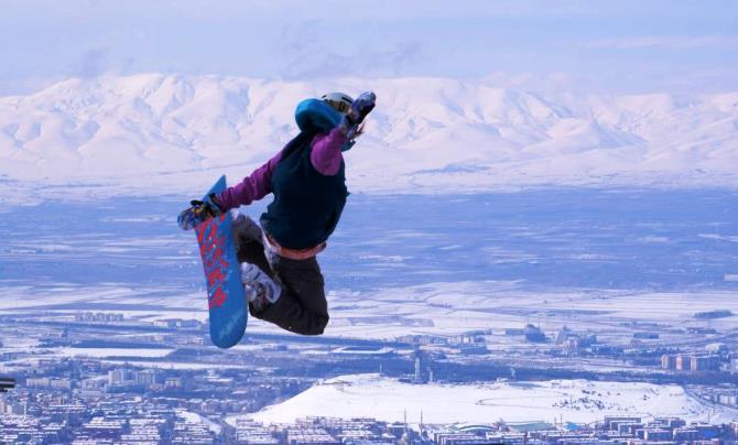 Freestyle akrobasi kayakçıları Palandöken’de nefes kesti