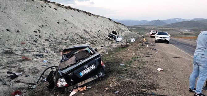 Erzurum'da pikap ile otomobil kafa kafaya çarpıştı: 1 ölü, 6 yaralı