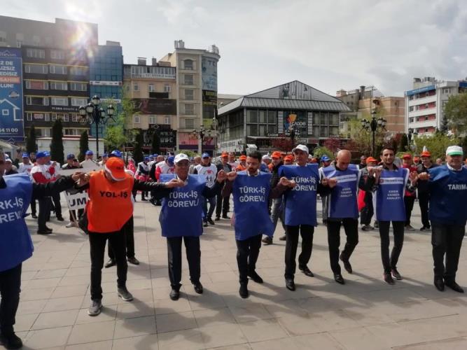 Kent Meydanında 1 Mayıs İşçi Bayramı davul zurna eşliğinde kutlandı