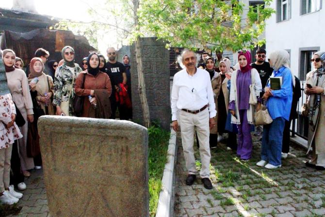 Prof. Dr. Özden; Tarihi şahsiyetlerin mezarları gün yüzüne çıkarılmalı