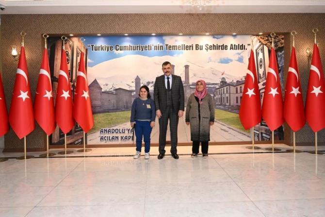 Vali Çiftçi, sosyal medya takipçisi Kısmet Pala’yı makamında ağırladı