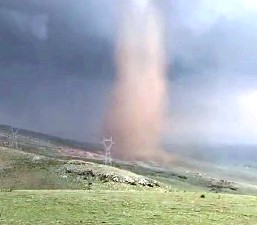 Erzurum’da hortum evlerin çatılarını uçurdu