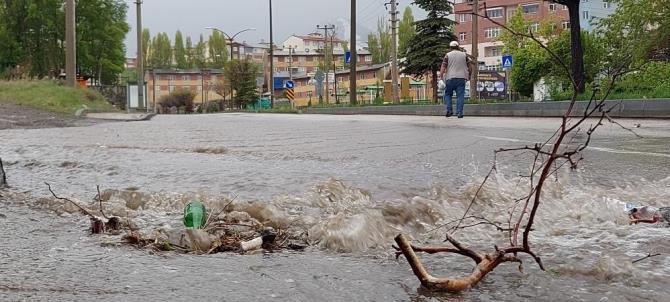 Erzurum’da yağmur etkili oldu