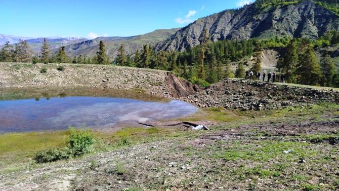 Oltu'da gölet taştı, bahçe ve araziler sular altında kaldı