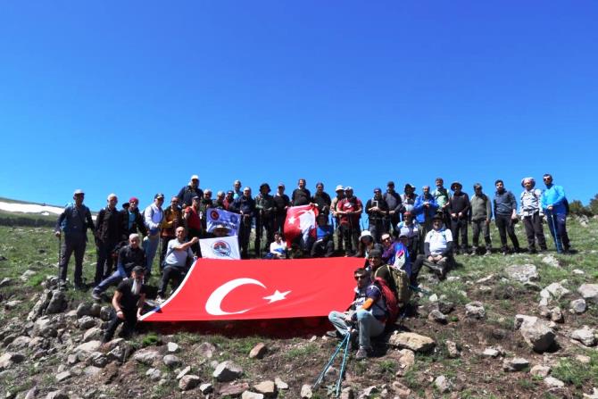 19 Mayıs için karlı dağlarda yürüdüler