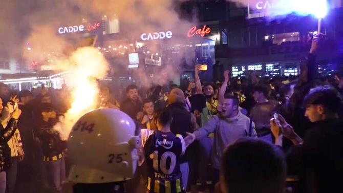 Fenerbahçe taraftarı galibiyeti kutladı