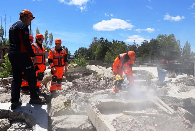 Olası deprem için yerinde eğitim aldılar