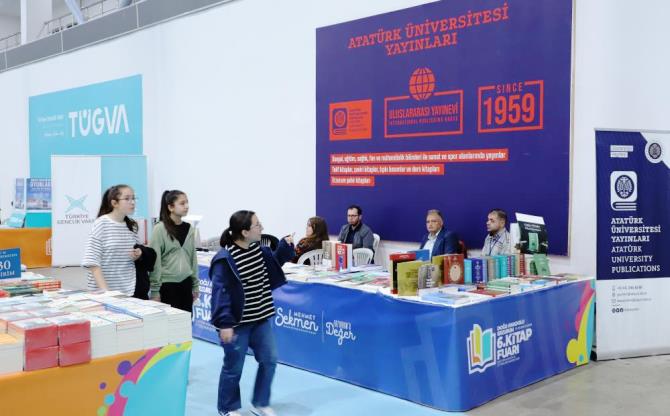 Atatürk Üniversitesi yayınevi, kitap fuarında ziyaretçilerini ağırlıyor