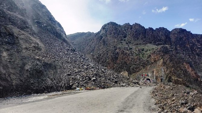 Artvin-Erzurum karayolu heyelan nedeniyle kapandı