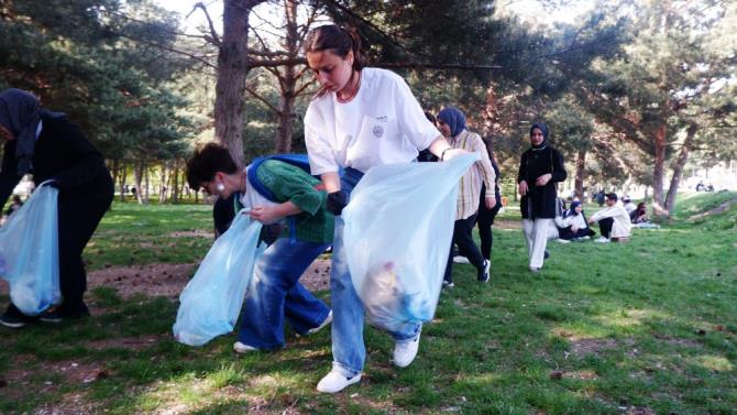 Öğrenciler bir günde kampüste 10 römork çöp topladı