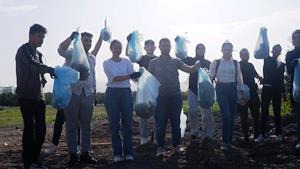 Öğrenciler bir günde kampüste 10 römork çöp topladı