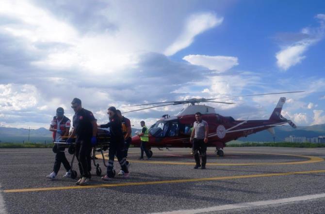 Çaşır toplarken kayalıklardan düşen kadın ambulans helikopterle hastaneye sevk edildi