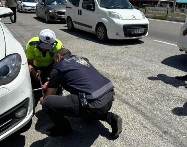 Polis ekibi vatandaşın yardımına koştu