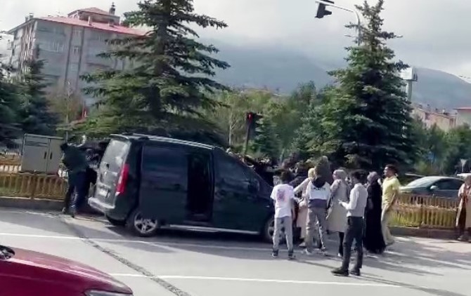 Erzurum’da trafikte “yol verme” kavgası