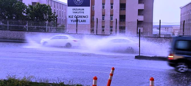 Erzurum’da sağanak yağış hayatı felç etti