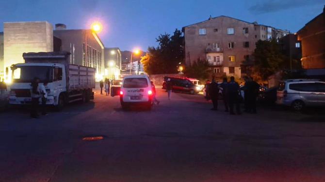 Erzurum’da cadde ortasında bıçaklı kavga: 1 yaralı