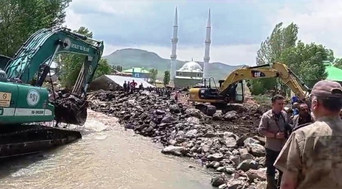 Vali Mustafa Çiftçi, Tekman’da sel yaşanan mahallelerde incelemelerde bulundu