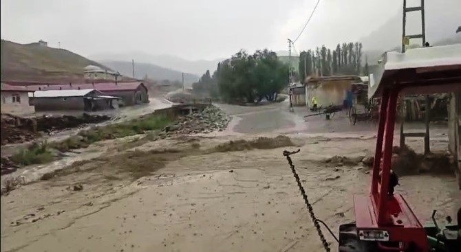 Erzurum'un Horasan ilçesinde şiddetli sağanak sonrası sel felaketi