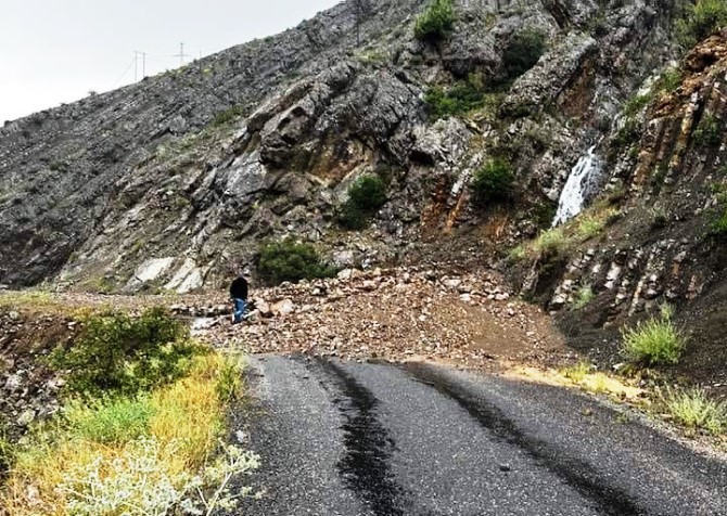 İspir'de sel nedeniyle yol çöktü