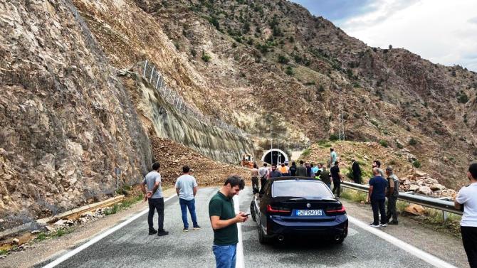 Artvin-Erzurum karayolu heyelan nedeniyle ulaşıma kapandı