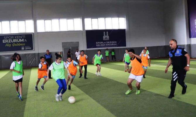 Polis Erzurum'da çocuklarla futbol oynadı, evleri ziyaret etti