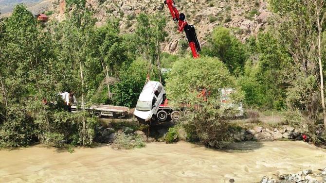 Heyelanda suya kapılan 10 aylık bebek aranıyor