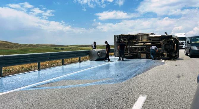 Süt toplama aracı kaza yaptı, yüzlerce litre süt yola döküldü