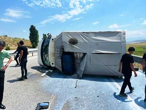 Süt toplama aracı kaza yaptı, yüzlerce litre süt yola döküldü