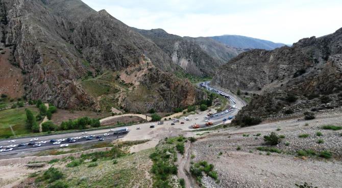 Tortum'da heyelan...Yol trafiğe kapandı