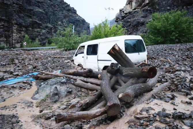 Erzurum'da sel bir mahalleyi yıktı geçti