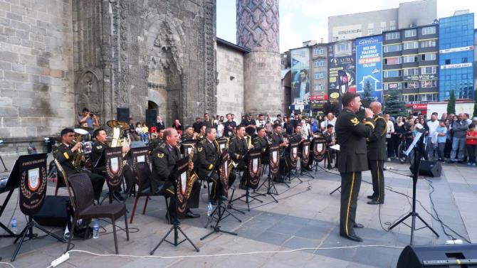 Askeri bando Erzurum’da coşturdu