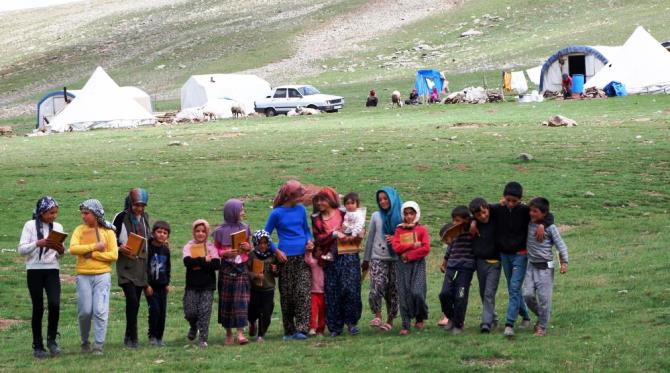 Devlet onları unutmadı: Göçer çadırında Kur'an kursu