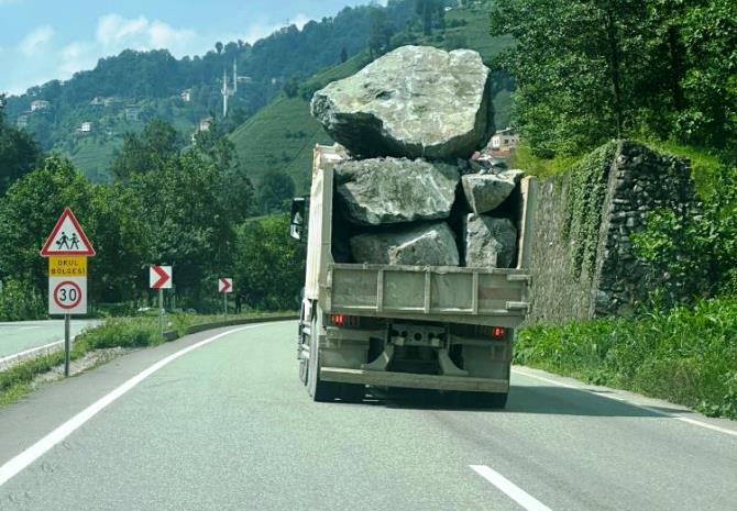 Dev kaya yüklü kamyonlar sürücüleri korkutuyor