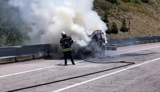 Seyir halindeki otomobil alev aldı