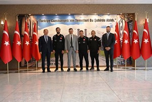 Vali Çiftçi’ye milli takım forması hediye etti