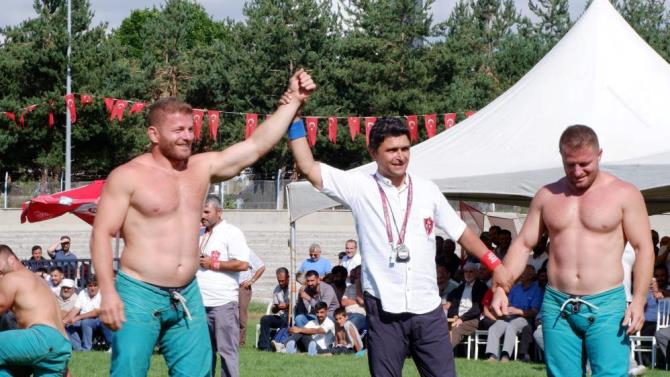 Erzurum'da karakucak güreşlerinde İsmail Balaban ve Turan Balaban kardeşler birbirine rakip oldu