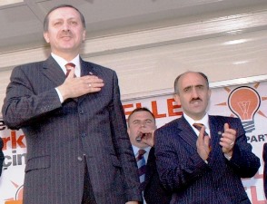 Dönemin AK Parti Erzurum İl Başkanı Tanfer:  'Cumhurbaşkanımızın Liderliğinde Büyük ve güçlü, Türkiye şiarıyla yürümeye devam ediyoruz.'