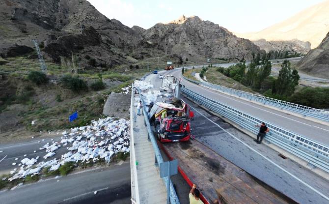 Freni boşalan tır devrildi: 1 ölü