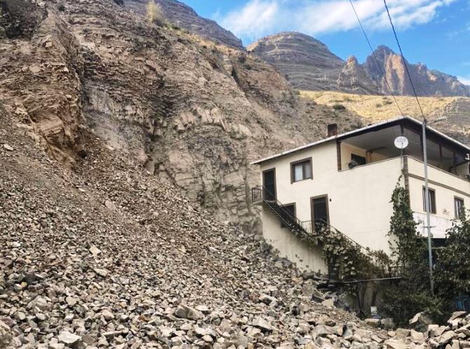 Uzundere'de heyelan önleme çalışmaları hasara yol açtı