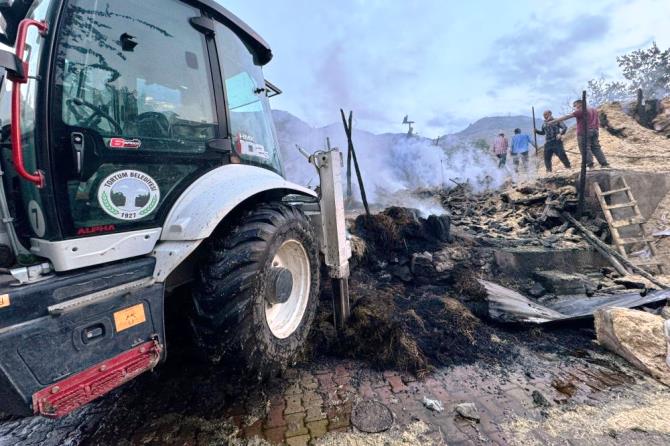 Tortum’da yangın paniği: 2 ev, 1 samanlık, 1 ahır küle döndü