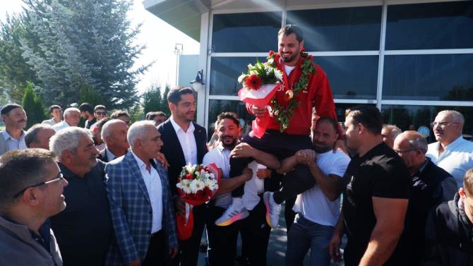 Olimpiyat şampiyonu İbrahim Bölükbaşı, memleketi Erzurum’da omuzlarda karşılandı