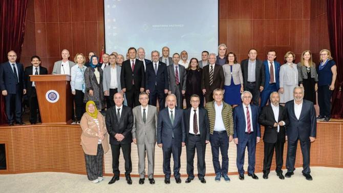 Atatürk Üniversitesi tıp fakültesi mezunları 40 yıl sonra bir araya geldi