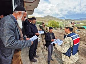 Jandarma köylerde dolandırıcılık konusunda vatandaşları bilgilendiriyor